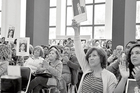 “Me siento aliviada a pesar de cuarenta años de espera”, dijo Diana Tello (en la foto, alzando un retrato de Castillo).