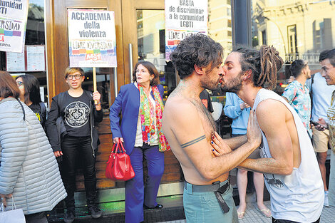 Las señoras palermitanas manifestaban su desagrado por las muestras de cariño de los muchachos.