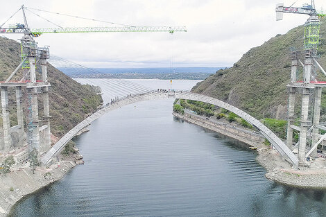 El arco invertido que ya fue colocado con la ayuda de las dos grúas gigantes.