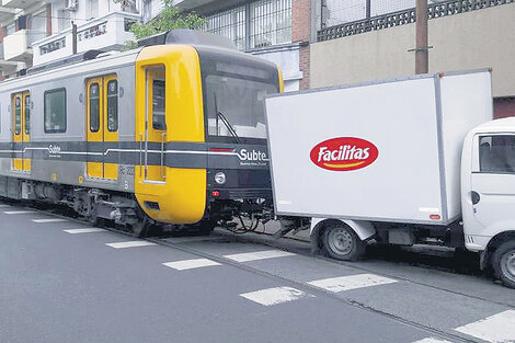 El vagón del subte, detenido sobre la vereda luego de chocar contra los autos estacionados.