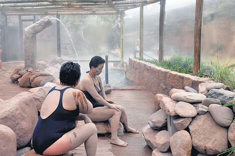 En las termas de Cacheuta, la empresa obliga a las mujeres a vestir mallas enterizas o bikinis.