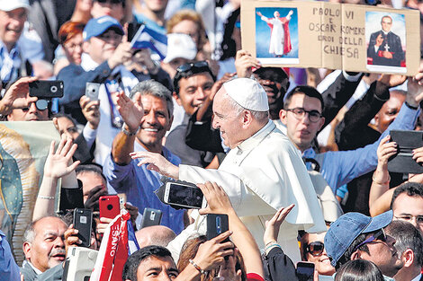 La ceremonia de ayer en la plaza de San Pedro fue multitudinaria.