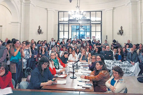 Durante el tratamiento en comisiones, los gremios de la Salud se hicieron presentes. (Fuente: Imagen Twitter)