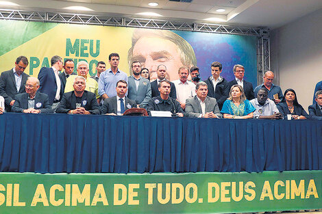 Jair Bolsonaro y sus colaboradores con el lema de campaña: Brasil por encima de todo, Dios por encima de todos.