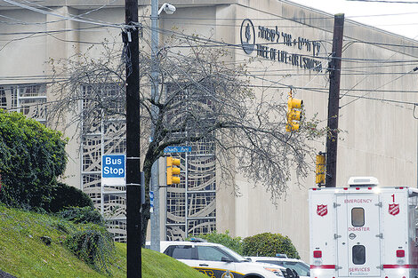 La policía acude al lugar del tiroteo en Pittsburgh.