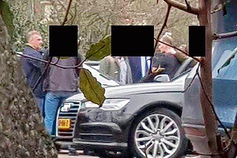 Foto del gobierno holandés, que muestra a supuestos espías rusos cerca de la oficina de OPAC en La Haya.
