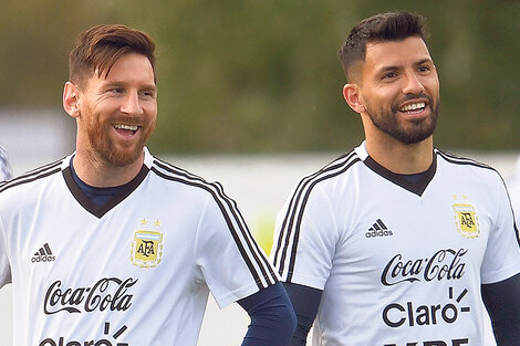 Lio y Kun, amigos y compañeros en la Selección, rivales en el Balón de Oro. (Fuente: AFP)