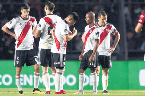 Caras largas en busca de respuestas. River perdió su racha invicta ante Colón.