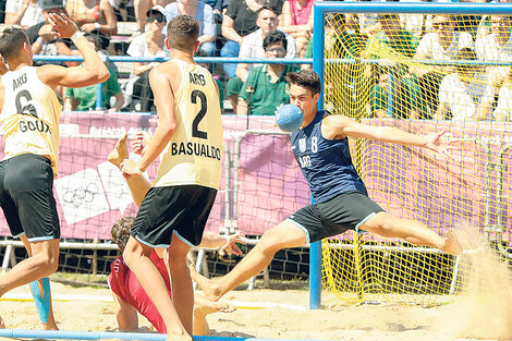 El equipo masculino de beach handball venció a Croacia y Paraguay.