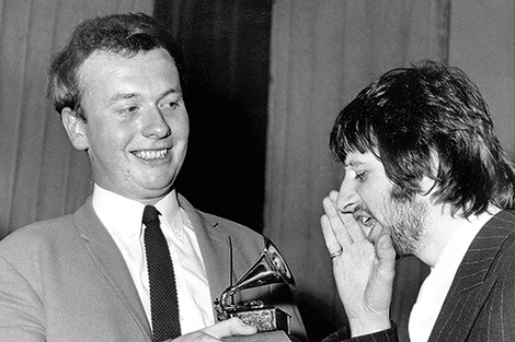 Emerick junto a Ringo Starr. El sonidista ganó cuatro premios Grammy.