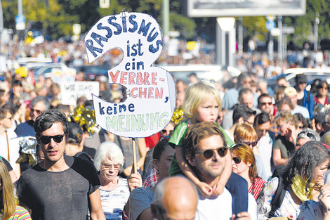 Miles de personas marcharon ayer en Berlín en contra del racismo y a favor de la inclusión.