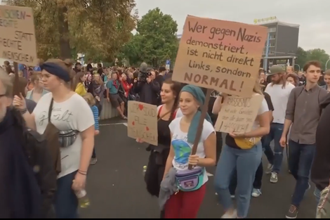 Los maestros se manifestaron contra los neonazis