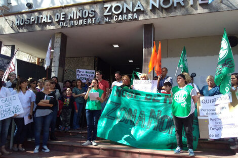 Médicos, enfermeros y administrativos se apostó en la escalinata de ingreso del hospital.