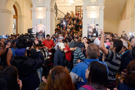 El hall de la Facultad de Derecho congregó a decenas de manifestantes. (Fuente: Andres Macera)