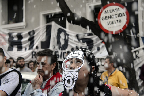 Cuando los militantes de Hijos leyeron el documento, cayó la misma nieve que en El Eternauta. (Fuente: Andres Macera)