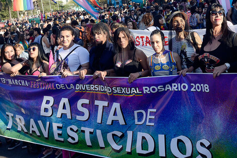 Mucho colorido y eufórica participación en la marcha que llegó a la nochecita al monumento. (Fuente: Andres Macera)