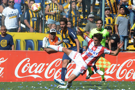 El autor del primer gol, Pittón, en esta jugada disputa con Bettini de Central. (Fuente: Sebastián Granata)