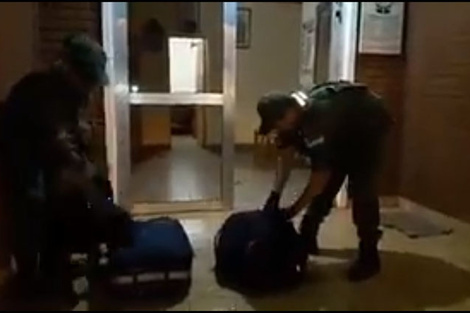 Los efectivos secuestran la droga en dos valijas: Bullrich lo ponderó como un gran allanamiento.