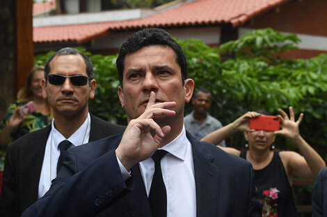 Moro a la salida de la casa de Bolsonaro, donde le confirmó que aceptaba el cargo.