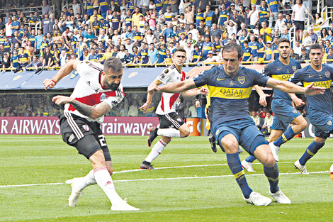 Pratto remata para el empate de River 1-1 a un minuto de que Abila pusiera en ventaja a los xeneizes.