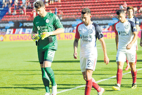 Los jugadores de San Lorenzo se retiran con la mirada perdida luego de otra derrota. (Fuente: Julio Martín Mancini)