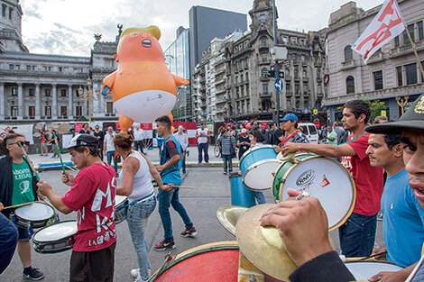 El muñeco “Baby Trump” fue uno de los protagonistas de la jornada de la “Fiesta de los Pueblos”.