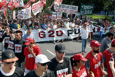 Al final de la marcha se leyó un documento consensuado entre unas 50 organizaciones políticas y sociales.