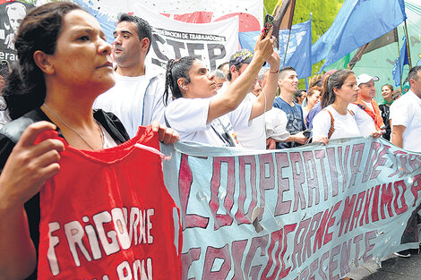 Trabajadores de Frigocarne, que da empleo a 142 personas, tomaron pacíficamente el hall del Inaes. (Fuente: Guadalupe Lombardo)