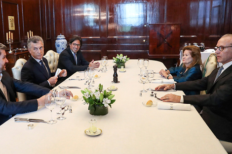 Marcos Peña, Mauricio Macri y Germán Garavano con Carlos Rosenkrantz y Elena Highton de Nolasco.