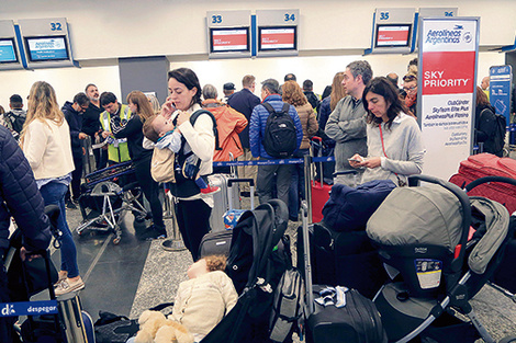 El gremio de los aeronavegantes protestó con asambleas en Aeroparque. (Fuente: NA)