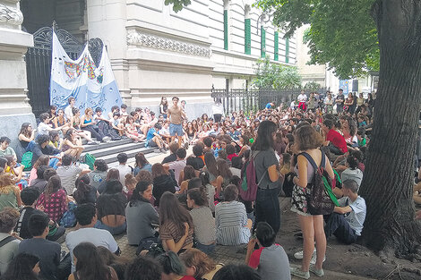 Una asamblea de estudiantes sostuvo la decisión de intentar permanecer en la escuela a la noche. (Fuente: Leandro Teysseire)