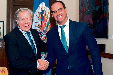 Almagro y Eduardo Bolsonaro se dan la mano en la sede de la OEA en Washington.