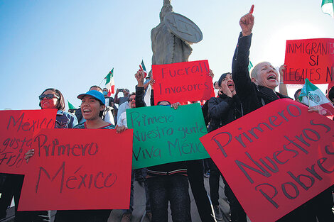 Manifestantes mexicanos protestan en contra de la caravana de centroamericanos ayer en Tijuana.