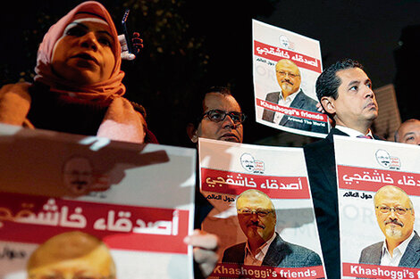 Manisfestantes muestran la foto de Khashoggi frente al consulado de Arabia Saudita en Estambul. (Fuente: AFP)