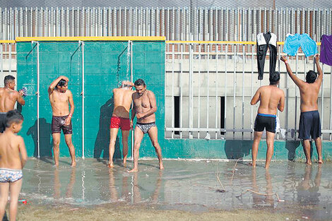 Entre carpas y refugios esperan frente al muro