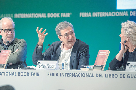 “No somos esclavos de la historia, pero conociendo la historia también nos liberamos”, dijo Pamuk en la FIL.