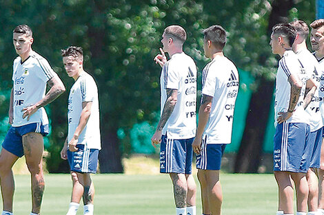 La Selección entrenó por la mañana en Ezeiza y luego viajó a Córdoba para esperar el partido en el Kempes. (Fuente: Télam)