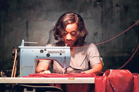 En In Fabric, Strickland vuelve a beber de las fuentes del terror europeo de los 60 y 70.