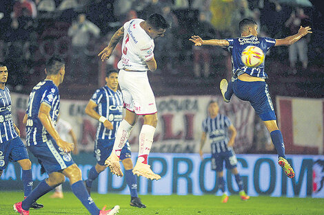 Chávez se eleva y marca de cabeza el primero de Huracán.