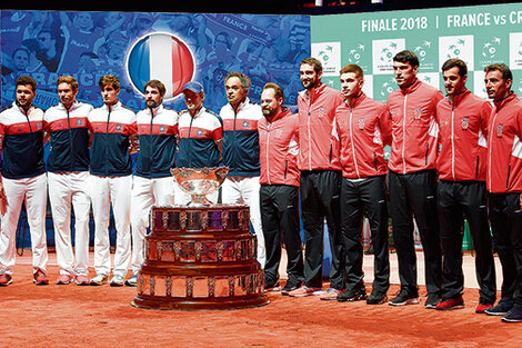 Los equipos de Francia y Croacia durante el sorteo que determinó el orden de los partidos.