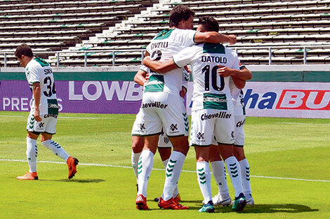 Cvitanich y Dátolo festejan el segundo de los cuatro goles.