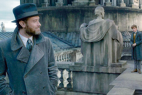 En Animales Fantásticos: Los crímenes de Grindelwald, Dubmbledore (Jude Law) tiene una intensa relación con el mago del título.