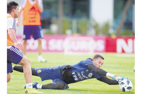 Agustín Marchesín trabajó ayer en el equipo que se perfila para ser titular en el primer amistoso ante México.