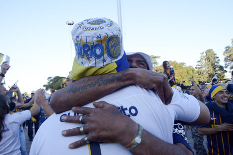 Un abrazo entre hinchas de Central para festejar la eliminación de Ñuls. (Fuente: Sebastián Joel Vargas)