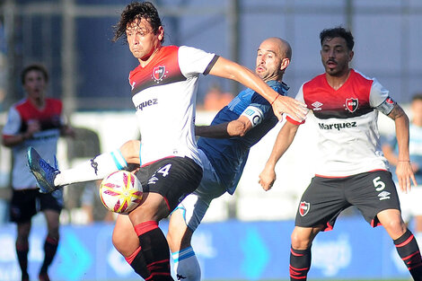 Bernardello, uno de los mejores del equipo, y el defensor Fontanini van por una pelota.