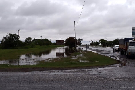 La ruta nº 11, a lo largo de su traza, sufrió varios cortes por agua sobre la calzada.