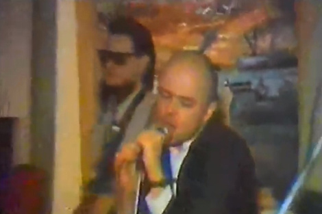 Luca Prodan y Roberto Pettinato (en segundo plano) durante la fiesta que animó Sumo en 1984.