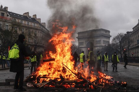 Una barricada cerca del Arco de Triunfo.