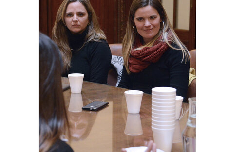 La concejal Tepp ofició de vocera, aquí junto a Pellegrini, futura edila.