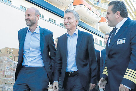 Mauricio Macri y el ministro de Transporte Guillermo Dietrich recorrieron ayer el crucero Celebrity Eclipse.